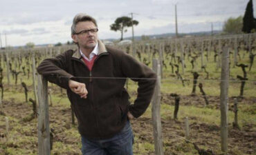 Philippe Troussier dans ses vignes à Saint-Emilion